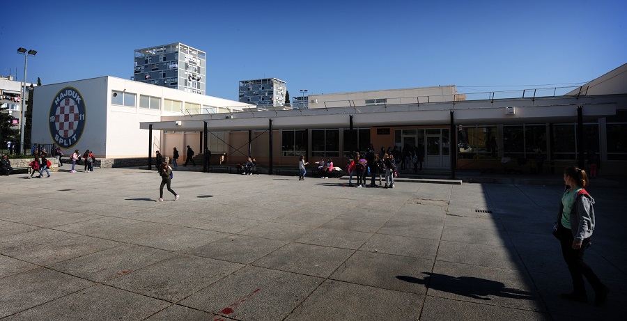 Split, 250214.Djelatnici splitske osnovne skole Skalice pridruzili su  se strajku upozorenja koji traje od 12-14 sati. Strajk je organiziran kao podrska sindikalnoj sredisnjici koja se bori protiv promjene zakona o radu. Na fotografiji ucenici osnovne skole Skalice koji za vrijeme strajka uzivaju na skolskom igralistu.Foto: Paun Paunovic / CROPIX