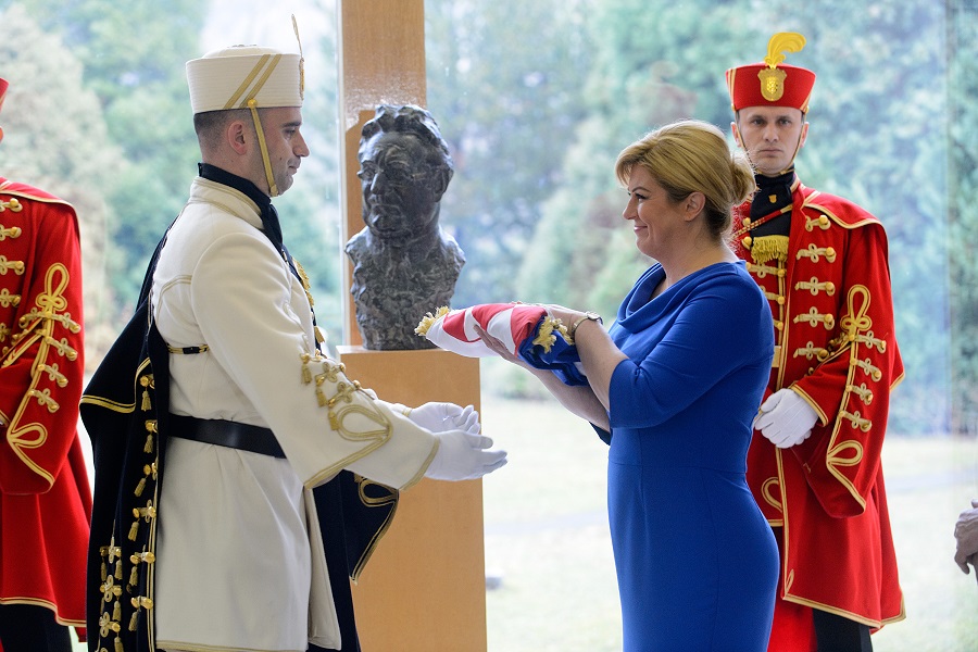 Zagreb, 190216. Pantovcak 241.Ured predsjednice.Predsjednica Republike Hrvatske Kolinda Grabar - Kitarovic  obiljezila je prvu godinu mandata prijamom za gradjane u sklopu Dana otvorenih vrata u Uredu Predsjednice RH. Oko dvjestotinjak gradjana prijavili su svoj dolazak. Predsjednica se obratila okupljenima te svecano otkrila poprsje prvog hrvatskog predsjednika dr. Franje Tudjmana.Na fotografiji: Kolinda Grabar Kitarovic, detalj ceremonije.Foto: Goran Mehkek / CROPIX *** Local Caption *** Zagreb, 19.02.2016 - Predsjednica RH obiljezila prvu godinu mandata svecanim otkrivanjem poprsja Franje Tudjmana