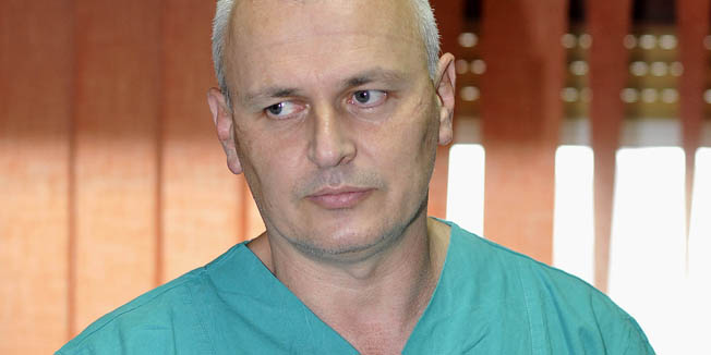 Rijeka, 211215.KBC Rijeka, lokalitet Susak.Jedan od vodecih kirurga danasnjice Laligam N. Sekhar u rijeckome KBC-u  je u ponedjeljak u suradnji s predstojnikom Klinike za neurokirurgiju rijeckoga KBC-a Dinkom Stimcem, ekipom rijeckih neurokirurga i anesteziologa izveo slozenu operaciju aneurizme u mozgu. Prvi put u svijetu u pripremi operacije koristen je trodimenzionalni model krvnih zila mozga pacijentice.Na fotografiji:  Dinko Stimac.Foto: Damir Skomrlj / Novi list / CROPIX