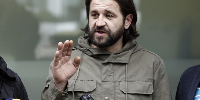 Zagreb, 220216.Prosvjed Marka Zebe, 100% ratnog vojnog invalida, oboljelog od PTSP-a, ispred Ministarstva zdravlja na Ksaveru zbog uskracivanja prava na lijek od kanabisa.Na fotografiji: Sasa Bajlo, Marko Zeba, Ratko Martinovic.Foto: Dragan Matic / CROPIX