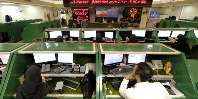 Stock market employees work at Tehran's Stock Exchange, Iran in this January 17, 2016 file photo.  REUTERS/Raheb Homavandi/TIMA/Files  ATTENTION EDITORS - THIS IMAGE WAS PROVIDED BY A THIRD PARTY. FOR EDITORIAL USE ONLY. 