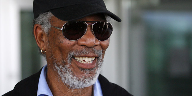 Sarajevo, 280710.Americki glumac Morgan Freeman razgovara na sarajevskom aerodrom.Foto: Dado Ruvic / CROPIX