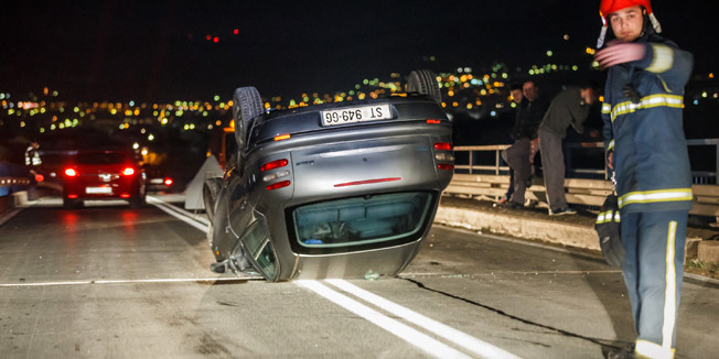 Kastel Kambelovac, 230216. Veceras oko 22h dogodila se prometna nesreca na Jadranskoj Magistrali u kojoj je vozac osobnog automobila izgubilo kontrolu nad vozilom.Automobil je udario u zastitnu ogradu i okrenuo se na krov.Na fotografiji: policijski ocevid.Foto: Zvonimir Barisin / CROPIX