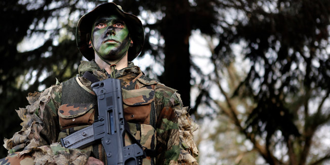 Pozega, 140315.Predsjednica Republike i vrhovna zapovjednica Oruzanih snaga RH Kolinda Grabar Kitarovic prisustvovala je svecanoj prisezi 14. narastaja dragovoljnih rocnika u sredistu za temeljnu obuku u vojarni 123. brigade HV.Na fotografiji: polaganje prisege.Foto: Danijel Soldo / CROPIX