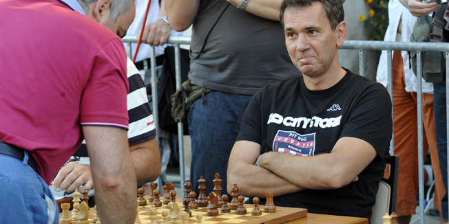 Split, 210712.Poznati sahist Gari Kasparov danas je na splitskim Prokurativama odigrao simultanku humanitarnog karaktera.Povod za ovaj dogadjaj je 100. obljetnica osnivanja Hrvatskog sahovskog saveza, a ujedno ce biti pruzena potpora akciji Sah uz skolu.Medju dvadesetak natjecatelja bili su i Petra Martic, Stipe Bozic, Igor Stimac, Severina Vuckovic sa zarucnikom Milanom Popovicem, gradonacelnik Vukovara Zeljko Sabo, gradonacelnik Kastela Josko Berket i drugi.Na fotografiji: Robert Pauletic i Gari Kasparov.Foto: Nikola Vilic / CROPIX