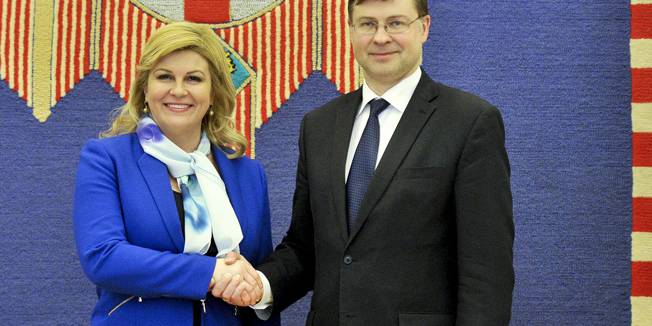Zagreb, 250216.Predsjednica RH Kolinda Grabar Kitarovic primila je potpredsjednika Europske komisije za euro i socijalni dijalog Valdisa Dombrovskisa u Uredu predsjednice.Foto: Boris Kovacev / CROPIX