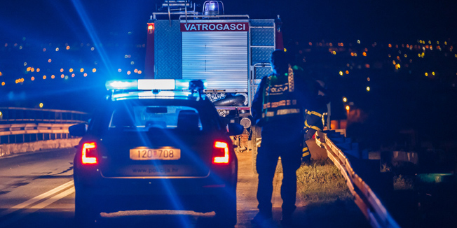 Kastel Kambelovac, 230216. Veceras oko 22h dogodila se prometna nesreca na Jadranskoj Magistrali u kojoj je vozac osobnog automobila izgubilo kontrolu nad vozilom.Automobil je udario u zastitnu ogradu i okrenuo se na krov.Na fotografiji: policijski ocevid.Foto: Zvonimir Barisin / CROPIX