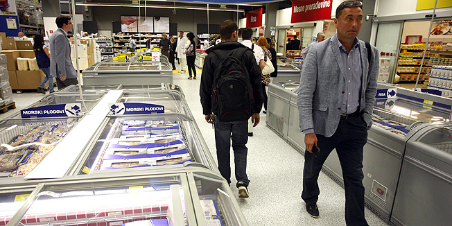 Varazdin, 290715Danas je svecano otvoren novi prodajni centar Metro Varazdin na kojem je prisustvovao je ministar poduzetnistva i obrta Gordan Maras.Na fotografiji: Metro Varazdin.Foto: Zeljko Hajdinjak / Cropix