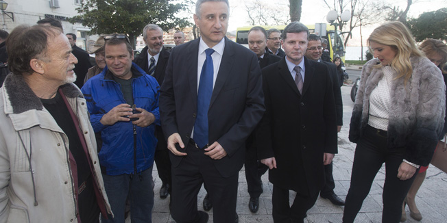  Trogir, 260216Predsjednik HDZ-a i prvi potpredsjednik Vlade RH stigao je u Trogir povodom svecanog obiljezavanja 26. obljetnice osnutka HDZ-a Splitsko dalmatinske zupanije.Na fotografiji: Tomislav Karamarko sa susradnicima u Trogiru.Foto: Vladimir Dugandzic / CROPIX