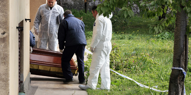 Bakar, 221011.Jutros oko 8:30 sati u zgradi u Senjskoj ulici 372 u Bakru pronadjeno je mrtvo tijelo zenske osobe. U istom se stanu nalazio i ozlijedjeni muskarac koji je prevezen u Susacku bolnicu. Pretpostavlja se da je zenu ubio nevjencani suprug koji je potom pokusao samoubojstvo. Policijski ocevid je u tijeku. Na slici: mrtvozornici iznose tijelo zene.