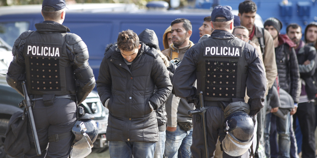 Brezice, 211015.Izbjeglicki kamp Brezice u kojem su danas izbjeglice zapalile satore.Na fotografiji: ukrcavanje izbjeglica u autobuse.Foto: Dragan Matic / CROPIX 