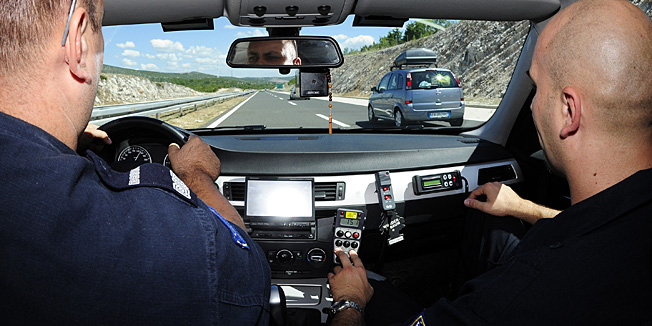 Dugopolje,  170810.Prometni policajci Kristian Perisic (lijevo) i Tonci Pivic iz postaje Prometne policije Split svakodnevno nadziru promet na autoputu A1 od Dugopolja do Sibenika.Nadzor vrse pomocu vrlo brzog BMW automobila kojim presrecu vozace koji voze prebrzo pri cemu ih snimaju kamerom i naplacuju kaznu od 500 do nekoliko tisuca kuna ovisno o brzini.Foto: Nikola Vilic / CROPIX