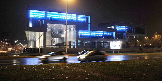 Zagreb, 231111.Muzej suvremene umjetnosti, Francesco Jodice u suradnji s Muzejom suvremene umjetnosti Zagreb, pokrenuo projekt Babel, kojim poziva gradjane da kriticki progovore o drustvenoj situaciji u gradu Zagrebu i Hrvatskoj danas, cime je fasada Muzeja suvremene umjetnosti postao ekran stavova gradjana.Na slici: fasada MSU-a ispisana porukama gradjana.Foto: Damir Krajac / CROPIX