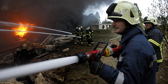 Pazin, 170912.Danas oko podneva izbio je pozar u bivsoj kemijsko - tesktilnoj tvornici Pazinka. Nekadasnja tvornica danas sluzi kao skladiste vise firmi. Kako nesluzbeno saznajemo pozar je izbio u skladistu u kojem se nalazi 12 tona briketa i PVC vodovodne cijevi te u arhivi grada Pazina.  Gusti crni dim dize se visoko iznad mjesta pozara, iz skladista tvrtke Brati Ritosa. Gasenje je jos uvijek u tijeku, a policija je blokirala ulaz u kompleks. U sklopu bivse tvornice je i skladiste opasnog otpada.  Foto: Goran Sebelic / CROPIX      