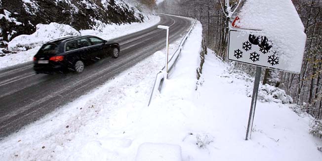 Delnice, 281012. - Sa promjenom kazaljki sata i zimskim racunanjem vremena pao je i prvi ovosezonski snijeg u Gorskom Kotaru. Gorane ovaj snijeg nije iznenadio, te promet tece normalno, a zivot u Delnicana se nastavlja svojim tokom u zimskim uvjetima snijega, hladnoce i dugih noci.Foto: Zeljko Sop / CROPIX