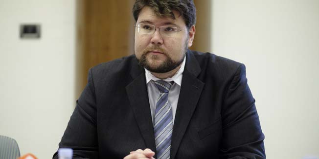 Zagreb, 150914.Saborski Odbor za Ustav, poslovnik i politicki sustav na sjednici je izmedju ostaloga raspravljao o prijedlogu odluke u povodu zahtjeva za raspisivanje referenduma protiv donosenja zakona o izdvajanju pomocnih poslova u javnom i drzavnom sektoru.Na fotografiji: Pedja Grbin.Foto: Dragan Matic / CROPIX