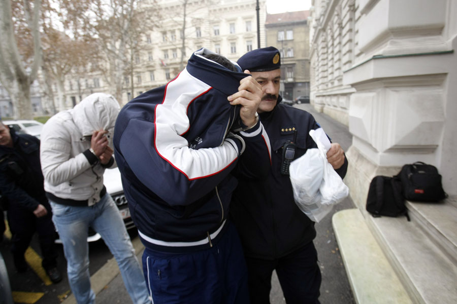 Zagreb, 291211.Zupanijski sud.U visemjesecnoj akciji policije i USKOKa, a radi suzbijanja sverca oruzja uhiceno je 17 osoba medju kojima su trojca policajaca zbog zlouporabe polozaja i ovlasti, primanje mita... Na slici: privodjenje osumljicenih.Foto: Goran Mehkek / Cropix