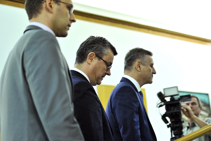 Zagreb, 231215.Ured predsjednice Republike Hrvatske.Predsjednica Republike Hrvatske Kolinda Grabar Kitarovic odrzala je peti krug konzultacija s celnicima parlamentarnih stranaka i izabranim saborskim zastupnicima. U Ured su stigli predstavnici Domoljubne koalicije na celu s Tomislavom Karamarkom, clanovi stranke MOST na celu s Bozom Petrovim i Tihomora Oreskovic, koji je njihov prijedlog za mandatara. Na fotografiji: Bozo Petrov, Tihomir Oreskovic, Tomislav Karamarko.Foto: Boris Kovacev / CROPIX