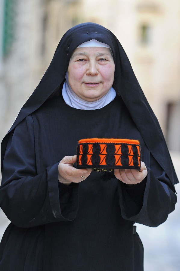 Sibenik, 160115.Casna sestra Fortunata iz benediktinskog samostana Svete Luce u kojem se izradjuju sibenske kape na starim masinama za sivanje - Singericama.Foto: Niksa Stipanicev / CROPIX