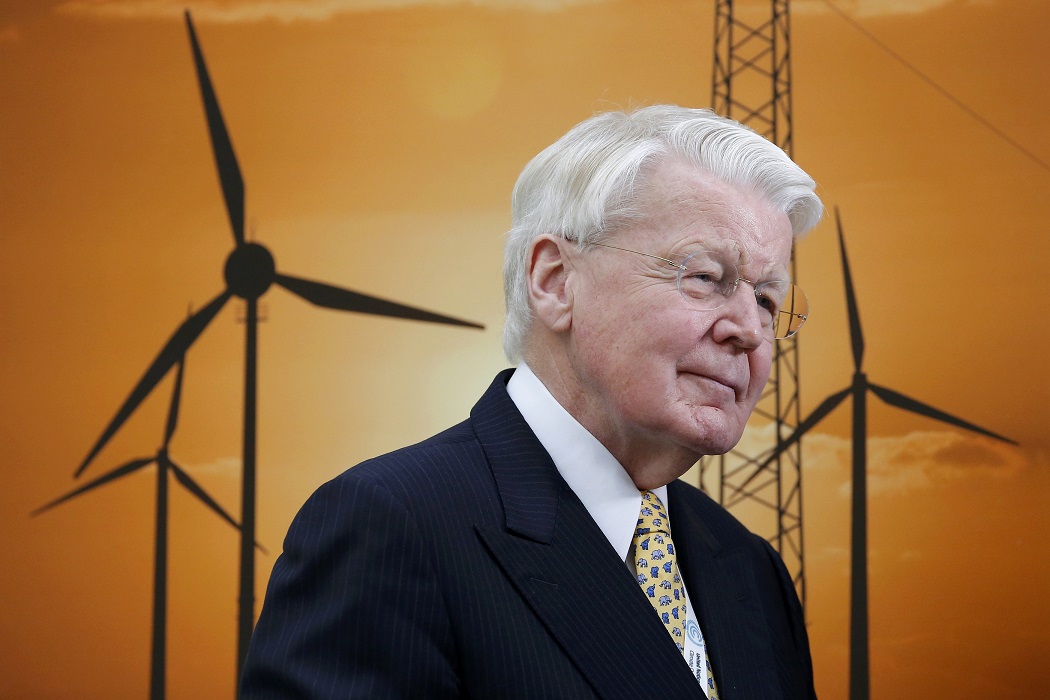 Iceland's President Olafur Ragnar Grimsson attends a news conference during the World Climate Change Conference 2015 (COP21) at Le Bourget, near Paris, France, December 7, 2015. REUTERS/Stephane Mahe 