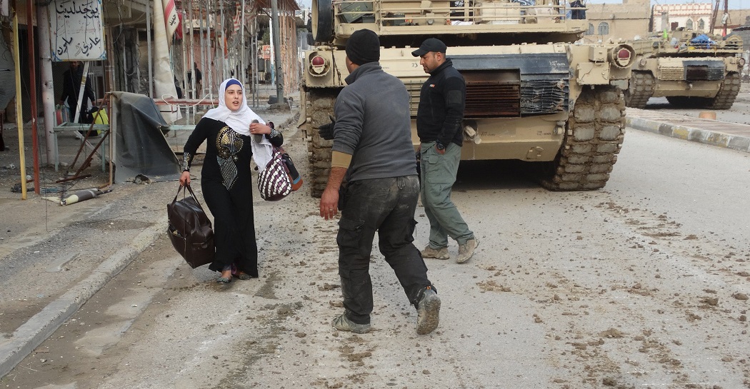 Civilians flee to a safe area with help from Iraqi security forces in Ramadi city, December 31, 2015. Picture taken December 31, 2015.  REUTERS/Stringer  FOR EDITORIAL USE ONLY. NO RESALES. NO ARCHIVE.