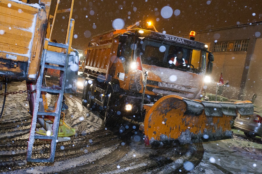 Zagreb, 020116.Zimska sluzba, podruznica Zagrebacke ceste.Zagrebacki gradonacelnik Milan Bandic obisao je Zimsku sluzbu nakon sto je pao prvi snijeg.Na fotografiji: kamion Zimske sluzbe.Foto: Tomislav Kristo / CROPIX