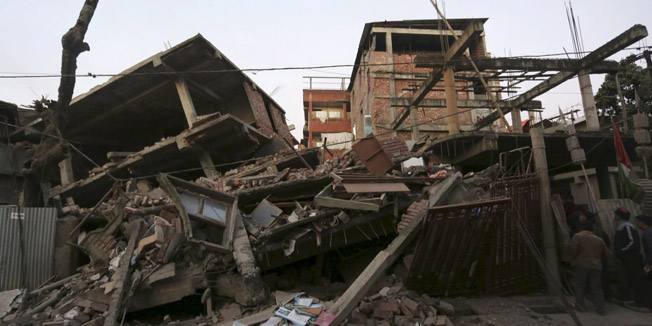 People look at damaged residential houses after an earthquake in Imphal, India, January 4, 2016. REUTERS/Stringer  TPX IMAGES OF THE DAY EDITORIAL USE ONLY. NO RESALES. NO ARCHIVE