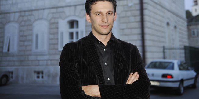 Metkovic, 021113.Metkovic grad od 17000 stanovnika nedavno je na lokalnim izborima nakon 16 godina dobio novu vlast.Gradonacelnik Stipe Gabric Jambo izgubio je potporu glasaca a na njegovo mjesto je dosao dr. Bozo Petrov sa nezavisne liste Most.Metkovic je danas zapusten i poluprazan, vecina zitelja se bavi poljoprivredom, dok mladji odlaze u vece gradove.Na fotografiji: gradonacelnik dr. Bozo Petrov.Foto: Nikola Vilic  / CROPIXSPECIJAL SDSplit, 021013.Oko 200 studenata Ekonomskog fakulteta danas je prosvijedovalo zbog mogucnosti da im zbog birokratskih problema propadne visegodisnje studiranje.Rektor Splitskog sveucilista Ivan Pavic uspio je pronaci rijesenje na veliko zadovoljstvo studenata.Na fotografiji:Foto: Nikola Vilic  / CROPIXSPECIJAL JLSplit, 021113.Metkovic grad od 17000 stanovnika nedavno je na lokalnim izborima nakon 16 godina dobio novu vlast.Gradonacelnik Stipe Gabric Jambo izgubio je potporu glasaca a na njegovo mjesto je dosao dr. Bozo Petrov sa nezavisne liste Most.Metkovic je danas zapusten i poluprazan, vecina zitelja se bavi poljoprivredom, dok mladji odlaze u vece gradove.Na fotografiji:Foto: Nikola Vilic  / CROPIXSPECIJAL SDSplit, 021013.Oko 200 studenata Ekonomskog fakulteta danas je prosvijedovalo zbog mogucnosti da im zbog birokratskih problema propadne visegodisnje studiranje.Rektor Splitskog sveucilista Ivan Pavic uspio je pronaci rijesenje na veliko zadovoljstvo studenata.Na fotografiji:Foto: Nikola Vilic  / CROPIX