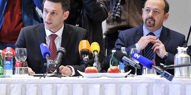 Zagreb, 071215.Hotel Esplanade.Zajednicki razgovor predstavnika koalicije Hrvatska raste i Domoljubne koalicije s predstavnicima MOST-a. Na fotografiji: predstavnici MOST-a, Robert Podolnjak, Bozo Petrov, Ivan Lovrinovic. Foto: Boris Kovacev / CROPIX