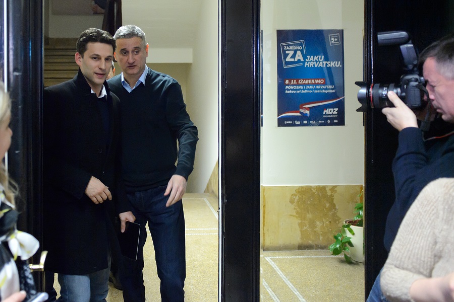 Zagreb, 040116. Trg Zrtava fasizma.Izjava za medije Tomislava Karmarka i Boze Petrova nakon sastanka HDZ-a i MOST-a.Na fotografiji: Tomislav Karamarko i Bozo Petrov.Foto: Goran Mehkek / CROPIX