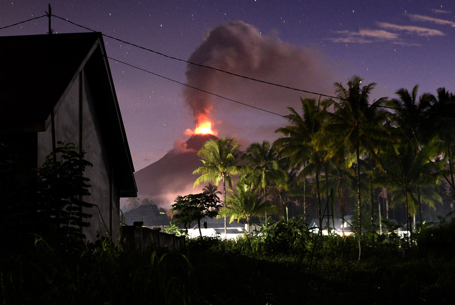 Indonesia's Mount Soputan volcano spews lava and ash during an eruption as seen from Silian 3 village in Minahasa Tenggara, Indonesia's Sulawesi island, January 5, 2016 in this photo taken by Antara Foto. REUTERS/Adwit B Pramono/Antara Foto ATTENTION EDITORS - THIS IMAGE HAS BEEN SUPPLIED BY A THIRD PARTY. IT IS DISTRIBUTED, EXACTLY AS RECEIVED BY REUTERS, AS A SERVICE TO CLIENTS. FOR EDITORIAL USE ONLY. NOT FOR SALE FOR MARKETING OR ADVERTISING CAMPAIGNS MANDATORY CREDIT. INDONESIA OUT. NO COMMERCIAL OR EDITORIAL SALES IN INDONESIA. TPX IMAGES OF THE DAY      