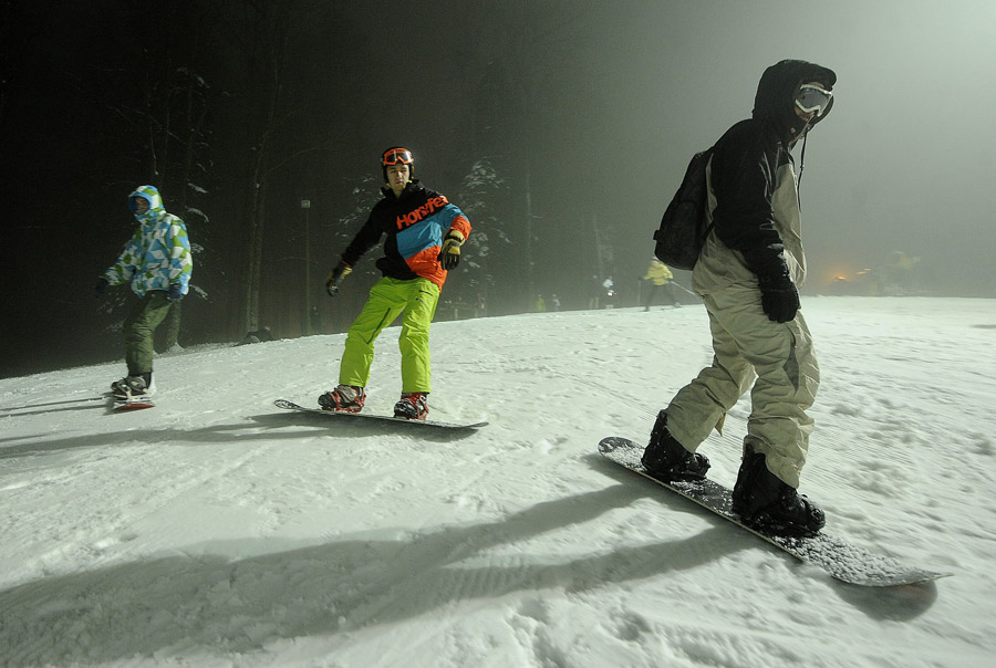 Zagreb, 050116.Skijaliste Sljeme, Crveni spust.Gradolnacelnik grada Zagreba Milan Bandic simbolicno otvorio sezonu skijanja besplatnim nocnim skijanjem na crvenom spustu.Na fotografiji: skijasi na crvenom spustu.Foto: Damir Krajac / CROPIX                                                                                                 