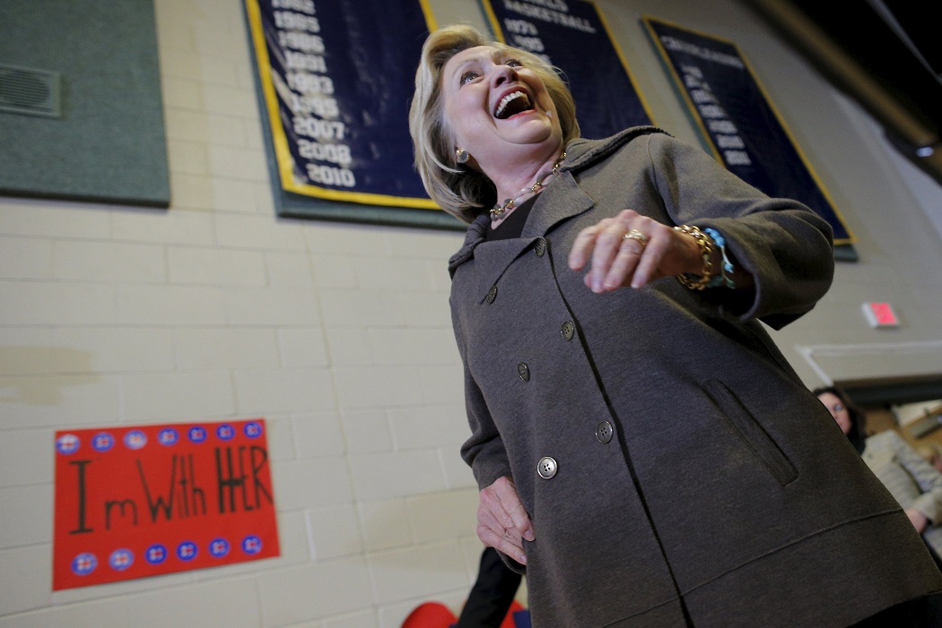 U.S. Democratic presidential candidate Hillary Clinton takes the stage for a campaign town hall meeting in Derry, New Hampshire January 3, 2016.  REUTERS/Brian Snyder