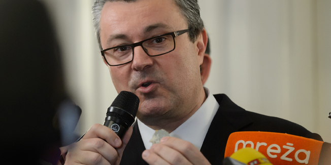 Zagreb, 060116. Perkovceva 2.HND.Srpsko narodno vijece SNV organiziralo je prijem u povodu proslave pravoslavnog Bozica. Tom prilikom urucilo je nagrade SNV-a: za doprinos razvoju srpskih institucija nagradu Nikola Tesla, za humanizam nagradu Dijana Budisavljevic, za antifasizam nagradu Gojko Nikolis, te za unapredjenje hrvatsko-srpskih odnosa nagradu Svetozar Pribicevic. Na fotografiji: Tihomir Oreskovic dobio je novcic prilikom lomljenja kruha, a koji se nalazio u kruhu.Foto: Goran Mehkek / CROPIX