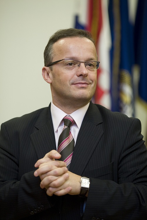 Zagreb 051208.U Ministarstvu unutarnjih poslova ministar policije Tomislav Karamarko i veleposlanik SAD-a u RH Robert A. Bradtke potpisali su Memorandum o dostavljanju podataka o izgubljenim i otudjenim putovnicama.Na slici je Glavni ravnatelj policije Vladimir Faber.Foto: Sinisa Sunara / Cropix  