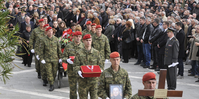 Split, 090116. Danas je na splitskom groblju Lovrinac pokopan bivsi zapovjednik legendarne 4. Gardijske brigade general Ivo Jelic.Na fotografiji: detalj pogreba .Foto: Mario Todoric / CROPIX