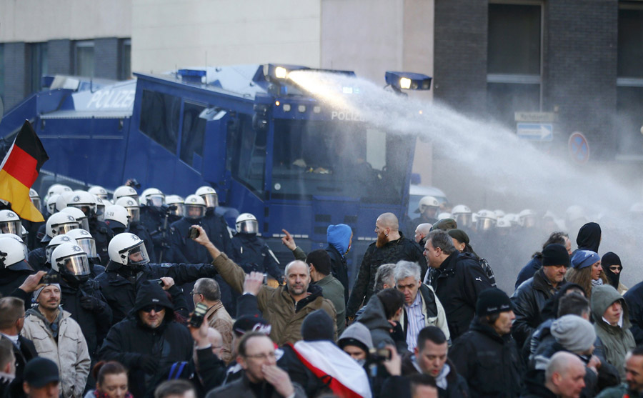 Police use a water cannon during a protest march by supporters of anti-immigration right-wing movement PEGIDA (Patriotic Europeans Against the Islamisation of the West) in Cologne, Germany, January 9, 2016.     REUTERS/Wolfgang Rattay 