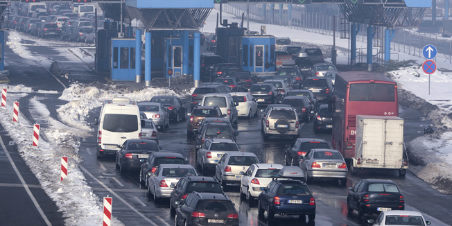 Zagreb, 100116. Bregana.Granicni prijelaz Bregana.Zbog bijelog strajka slovenske policije stvorila se guzva i kolona na granici s Slovenijom.Na fotografiji: Automobilska guzva.Foto: Goran Mehkek / CROPIX