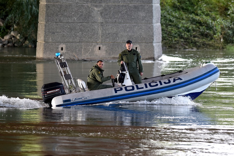 Zagreb, 280814.Rijeka Sava.Policajci i djelatnici HGSS-a i dalje pretrazuju dno rijeke Save kako bi pronasli automobil koji je upao u rijeku.Foto: Goran Mehkek / CROPIX