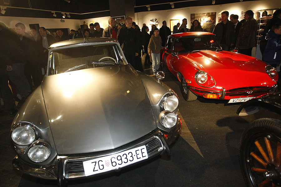 Zagreb, 110116.Tehnicki muzej, Savska.Otvorenje izlozbe Automobil: Kultura mobilnosti. Na izlozbi je prikazana povijest automobila i u Hrvatskoj od rasponu od 100 godina.Na fotografiji: Citroen DS19,  Jaguar I-type.Foto: Ronald Gorsic / CROPIX