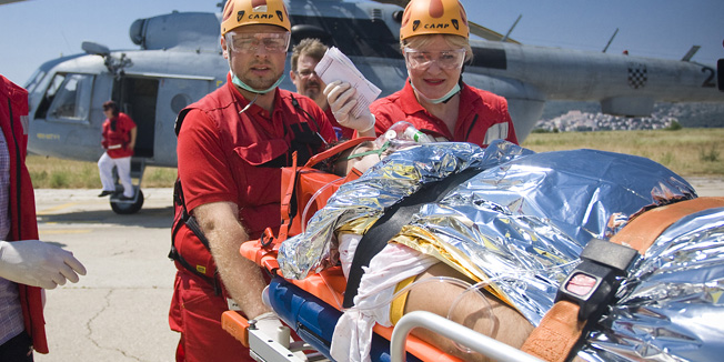 Divulje - Solta, 030712.Pokazna vjezba hitnog helikopterskog zbrinjavanja ozljedjene osobe s politraumom. U vjezbi su sudjelovali pripadnici Hrvatskog ratnog zraklopovstva, hitne medicinske sluzbe i ministar zdravlja Rajko Ostojic.Foto: Ante Cizmic / CROPIX