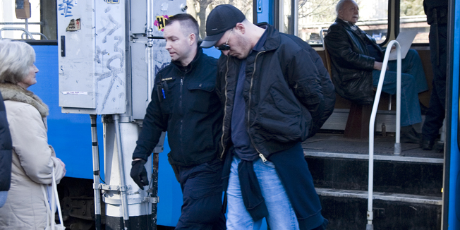 Zagreb, 120116.Danas oko podneva na krizanju Tratinske i Savske ulice dogodio se incident kad je nepoznati muskarac poceo tuci putnike u tramvaju broj dvanaest. Nedugo nakon stigla je policija i privela nasilnog muskarca.Foto: CROPIX