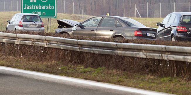Jastrebarsko, 130116.Policija obavlja ocevid na mjestu sudara dva osobna automobila koji se dogodio 2 kilometra prije izlaza za Jastrebarsko iz smjera Zagreba. U sudaru je smrtno stradala jedna osoba.Na fotografiji: vozila nastradala u sudaru. Foto: Tomislav Kristo / CROPIX