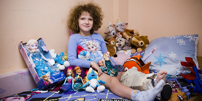 Zagreb, 110116.Hermanova.Na fotografiji: Vita Crnko djevojcica kojoj je netko ukrao torbu punu igracaka u autobusu Rijeka Zagreb i koja boluje od rijetke bolesti noge.Foto: Biljana Gaurina / CROPIX