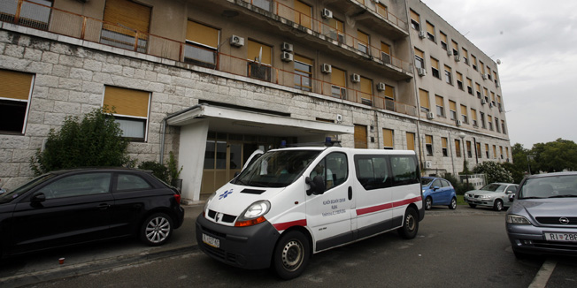 Rijeka, 220714.Holandski turist M. Rolleman koji je u nedjelju pretucen u restoranu Bijeli san u Porecu, oporavlja se nakon operacije u Susackoj bolnici na odjelu maksilofacijalne kirurgije.Na fotografiji: zgrada susacke bolnice.Foto: Tea Cimas / CROPIX