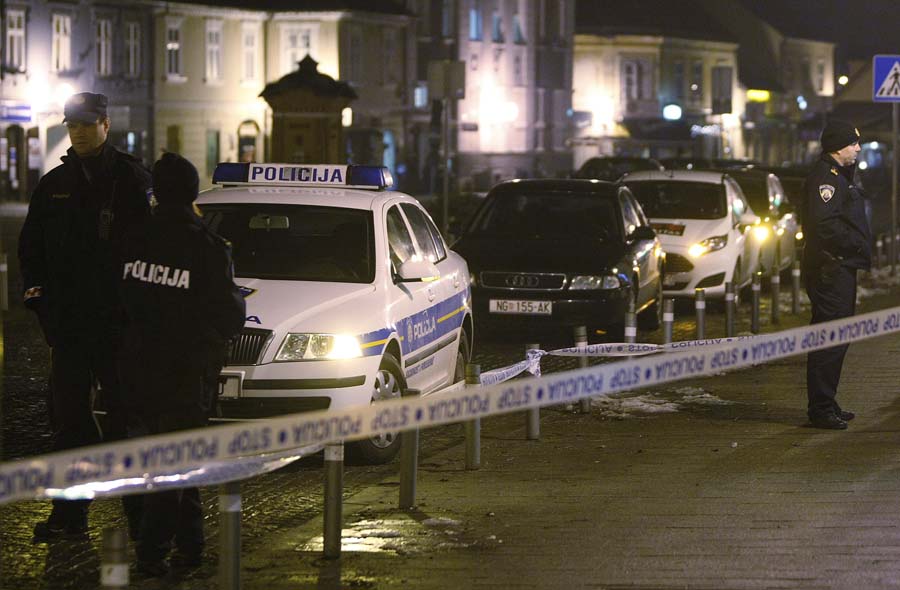Samobor, 140116.Trg kralja Tomislava.Oko 18.10 nepoznati maskirani pocinitelj izvrsio je razbojnistvo u poslovnici Splitske banke. Ocevid u tijeku.Na fotografiji: policija.Foto: Ronald Gorsic / CROPIX