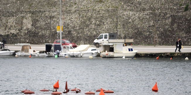 Zadar, 110116.Moroskok koji je nekad krasio ulaz u zadarsku luku, a danas je smjesten u uvali Jazine, opet je van funkcije. Zbog raznoraznih kvarova i problema sa odrzavanjem, na prvoj lokaciji je vise dana bio na popravku nego sto je radio. Izgleda da ce i na novoj lokaciji biti slicnih poteskoca.Foto: Luka Gerlanc / CROPIX