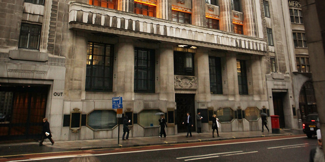 LONDON, ENGLAND - JANUARY 25:  People walk in front of Goldman Sachs' building in Fleet Street on January 25, 2010 in London. The top 100 partners at Goldman Sachs investment bank have agreed to cap their pay and bonuses at L1 million it has been revealed.  (Photo by Peter Macdiarmid/Getty Images)