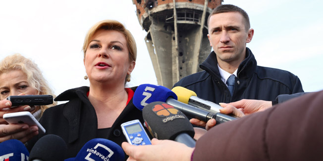 Vukovar, 140116.Predsjednica Republike Kolinda Grabar-Kitarovic nalazi se u Vukovaru gdje ce privremeno biti njezin Ured.Nakon obilaska Kriza na uscu Vuke u Dunav i svecanog dizanja zastave ispred zgrade Vukovarsko-srijemske zupanije, predsjednica je obisla i Muzej Vucedolske kulture gdje joj je domacin bila ravnateljica Mirela Hutinec.Na fotografiji: Kolinda Grabar-Kitarovic ispred vodotornja.Foto: Vlado Kos / CROPIX