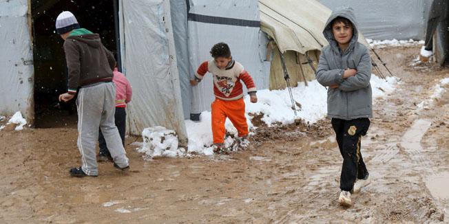Displaced boys from the minority Yazidi sect, fleeing violence in the Iraqi town of Sinjar, walk at a refugee camp in Duhok province January 2, 2016.  REUTERS/Ari Jalal